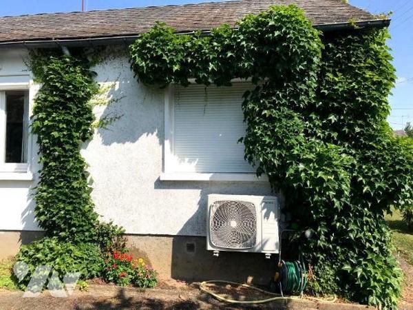 Un pavillon d'habitation composé d'une entrée, cuisine aménagée, salon-salle à manger, WC, sall...