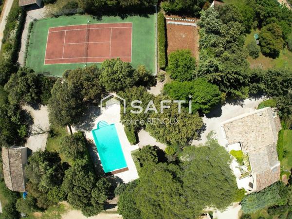 Bergerie du XVII -ème avec grand terrain- piscine- terrain de tennis- abris voitures