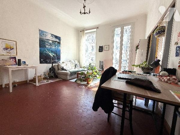 Un appartement T2 de 43 m² au 1er étage loué 640 €/mois hors charges, exposé Sud