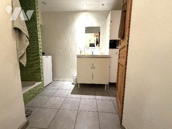 Un appartement T2 de 43 m² au 1er étage loué 640 €/mois hors charges, exposé Sud