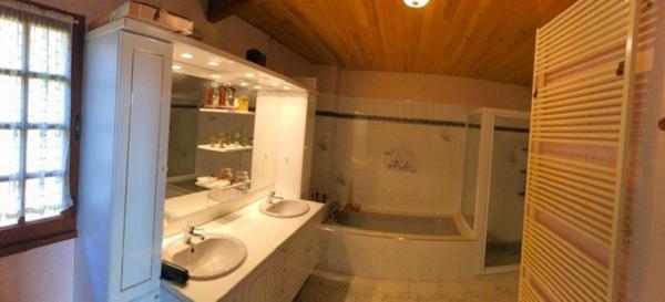 Grande maison de ville, beaux volumes, tout à l'égout, chauffage central gaz de villen bon état, véranda, terrasse avec auvent, proche de tous les commerces, dépendances, potentiel