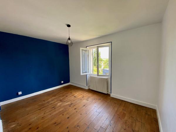 Grande maison de ville, beaux volumes, tout à l'égout, chauffage central gaz de villen bon état, véranda, terrasse avec auvent, proche de tous les commerces, dépendances, potentiel