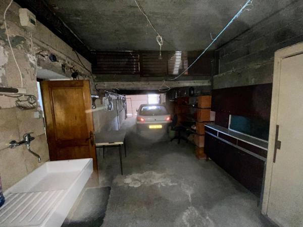 Grande maison de ville, beaux volumes, tout à l'égout, chauffage central gaz de villen bon état, véranda, terrasse avec auvent, proche de tous les commerces, dépendances, potentiel