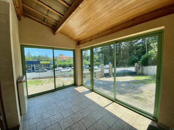 Grande maison de ville, beaux volumes, tout à l'égout, chauffage central gaz de villen bon état, véranda, terrasse avec auvent, proche de tous les commerces, dépendances, potentiel