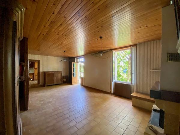 Grande maison de ville, beaux volumes, tout à l'égout, chauffage central gaz de villen bon état, véranda, terrasse avec auvent, proche de tous les commerces, dépendances, potentiel