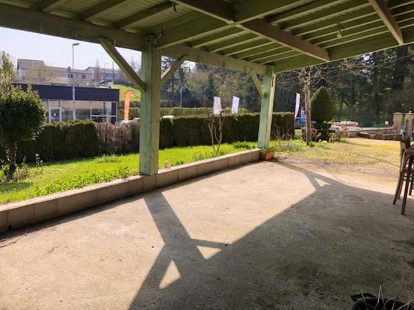 Grande maison de ville, beaux volumes, tout à l'égout, chauffage central gaz de villen bon état, véranda, terrasse avec auvent, proche de tous les commerces, dépendances, potentiel