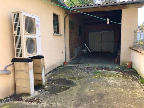 Grande maison de ville, beaux volumes, tout à l'égout, chauffage central gaz de villen bon état, véranda, terrasse avec auvent, proche de tous les commerces, dépendances, potentiel