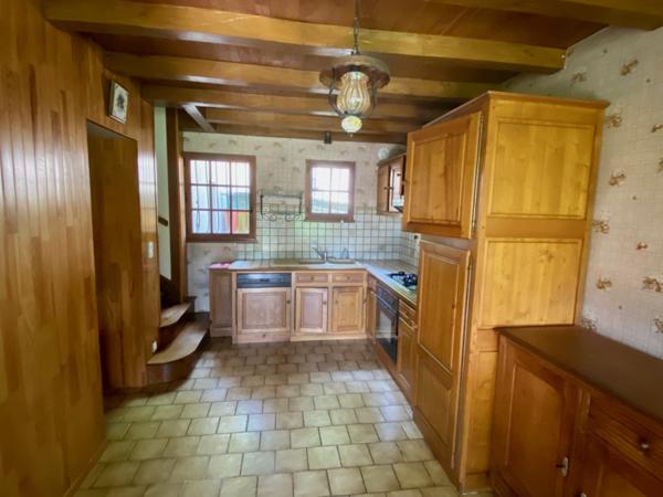 Grande maison de ville, beaux volumes, tout à l'égout, chauffage central gaz de villen bon état, véranda, terrasse avec auvent, proche de tous les commerces, dépendances, potentiel