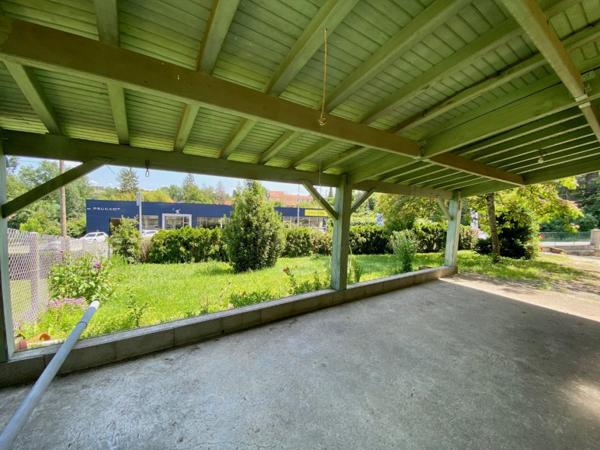 Grande maison de ville, beaux volumes, tout à l'égout, chauffage central gaz de villen bon état, véranda, terrasse avec auvent, proche de tous les commerces, dépendances, potentiel