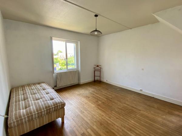 Grande maison de ville, beaux volumes, tout à l'égout, chauffage central gaz de villen bon état, véranda, terrasse avec auvent, proche de tous les commerces, dépendances, potentiel