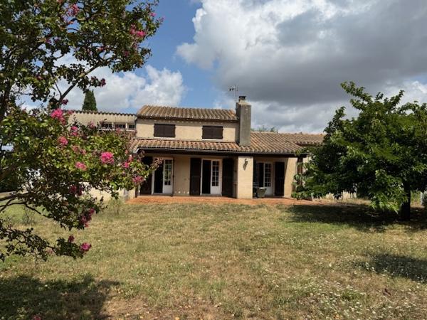 Grande maison avec beau terrain et piscine. Bram (11150)