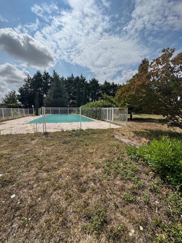 Grande maison avec beau terrain et piscine. Bram (11150)