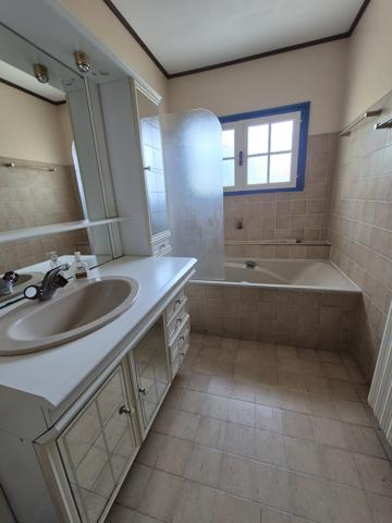 Grande maison avec beau terrain et piscine. Bram (11150)