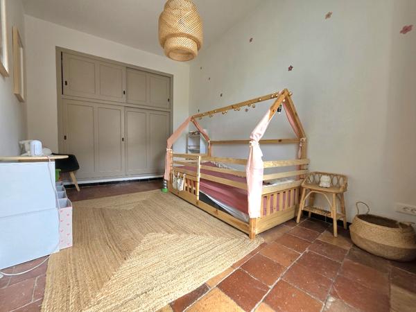 À 2 pas du Vidourle : ancienne école rénovée avec 4 chambres, garage et potentiel locatif