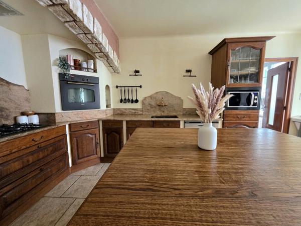 À 2 pas du Vidourle : ancienne école rénovée avec 4 chambres, garage et potentiel locatif