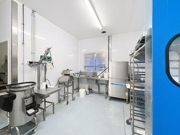 A VENDRE EN EXCLUSIVITE - Local d'activité Allassac 320 m2 avec auvent bureau-salle d'eau-WC-chambre froide