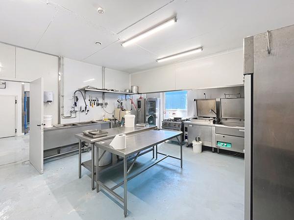 A VENDRE EN EXCLUSIVITE - Local d'activité Allassac 320 m2 avec auvent bureau-salle d'eau-WC-chambre froide