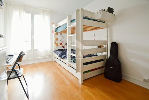 Appartement 3 pièces 75 m² LUMINEUX- BALCON -PARKING-CAVE