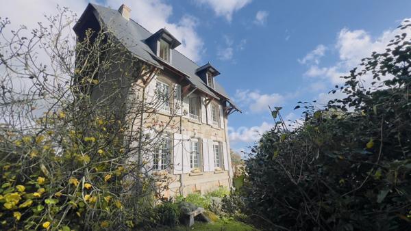 Finistère (29) – À vendre à PONT AVEN - Maison à vendre 6 pièces de 145 m² habitable et 230 m² utile - Terrain de 4 500 m² - Garage - Atelier - Serre.