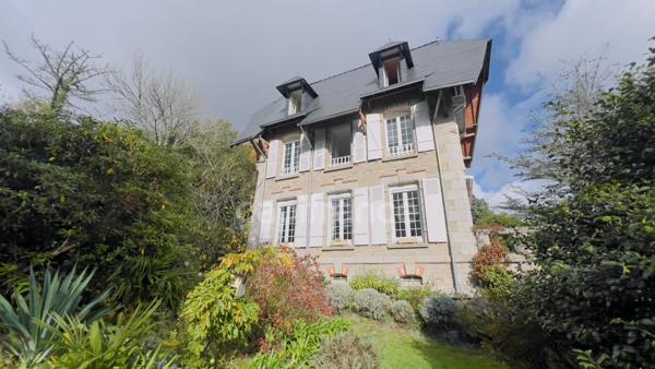 Finistère (29) – À vendre à PONT AVEN - Maison à vendre 6 pièces de 145 m² habitable et 230 m² utile - Terrain de 4 500 m² - Garage - Atelier - Serre.