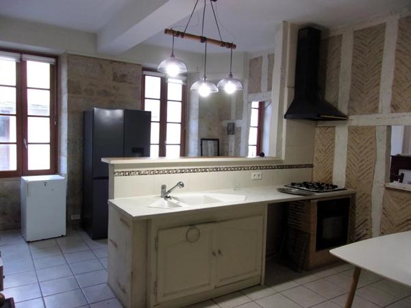 Maison de village en pierre de 2 chambres avec garage et cour
