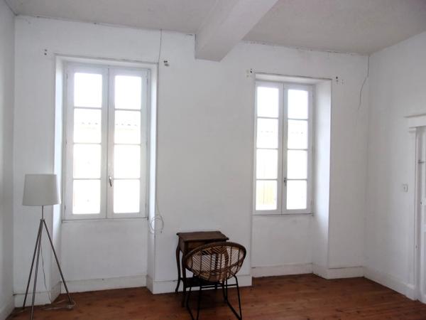 Maison de village en pierre de 2 chambres avec garage et cour