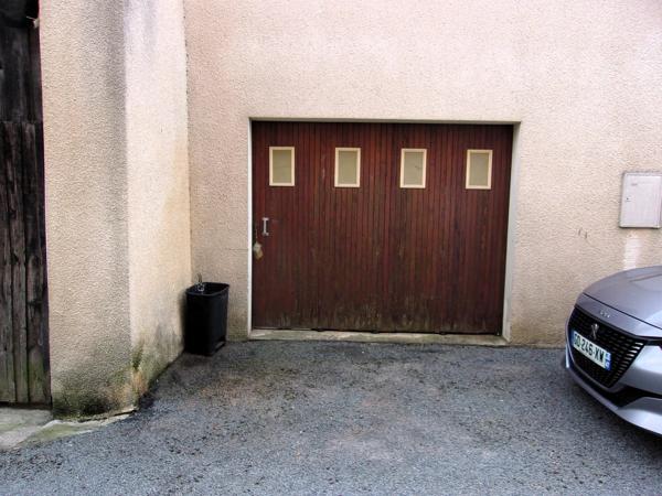 Maison de village en pierre de 2 chambres avec garage et cour