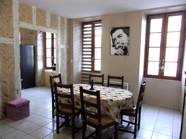 Maison de village en pierre de 2 chambres avec garage et cour