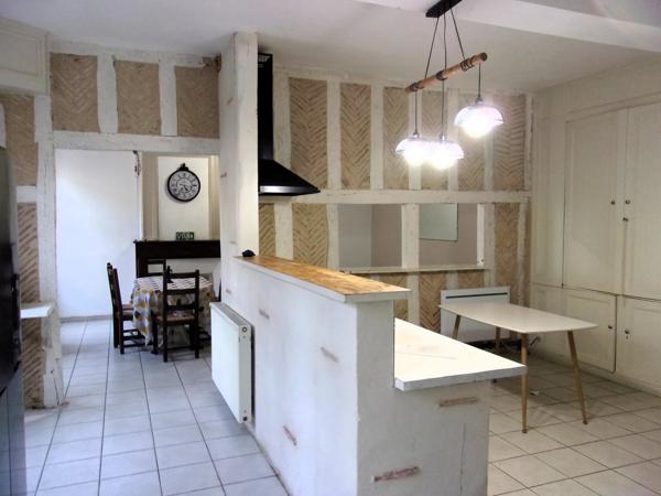Maison de village en pierre de 2 chambres avec garage et cour