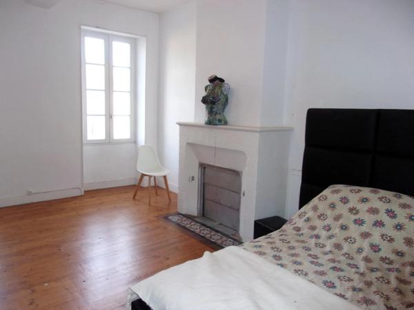 Maison de village en pierre de 2 chambres avec garage et cour