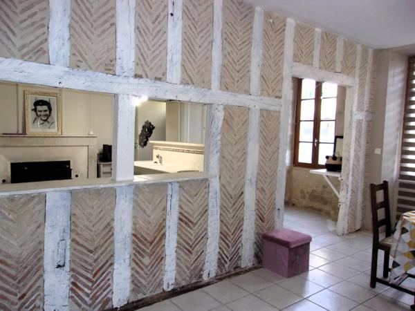 Maison de village en pierre de 2 chambres avec garage et cour