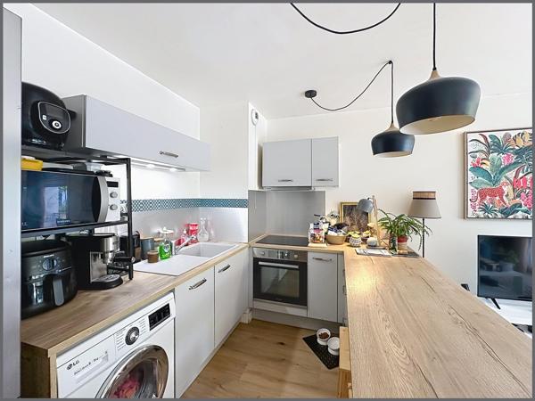 T2 RÉCENT AVEC GRAND BALCON ET PARKING !