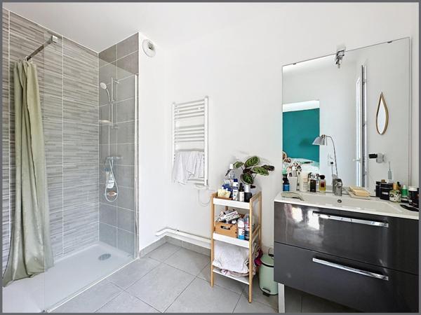 T2 RÉCENT AVEC GRAND BALCON ET PARKING !
