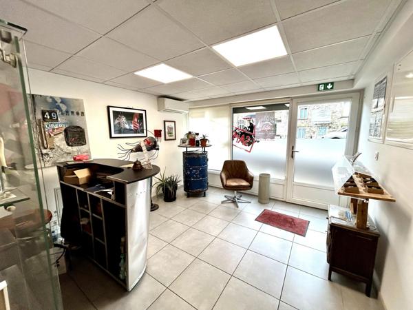 Local commercial idéalement situé + stockage + appartement