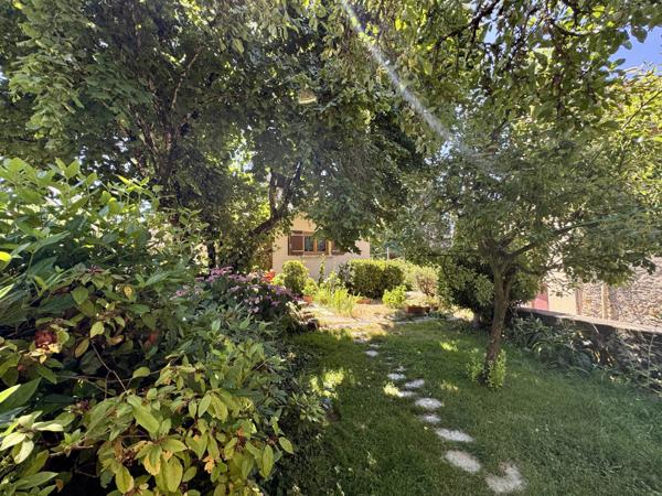 Charmante maison de village avec jardin, à proximité de Rieupeyroux