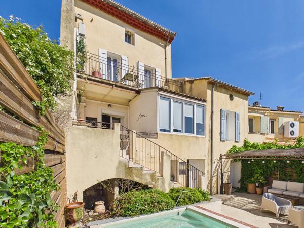 Authentique maison de village du XVIIᵉ siècle avec terrasse, piscine et vue – à 30 min d’Aix-en-Provence