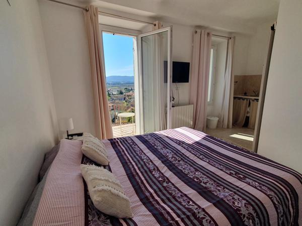 Authentique maison de village du XVIIᵉ siècle avec terrasse, piscine et vue – à 30 min d’Aix-en-Provence
