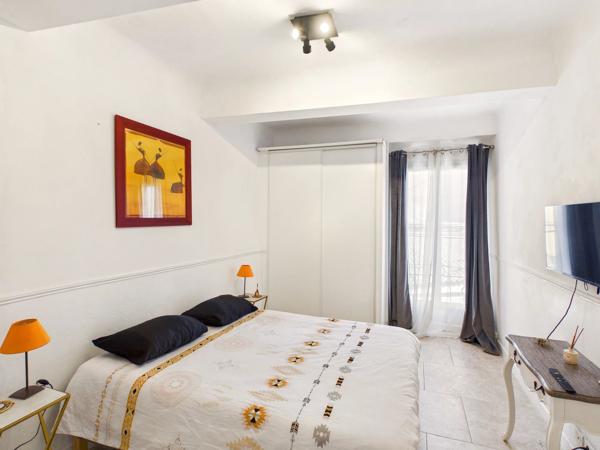 Authentique maison de village du XVIIᵉ siècle avec terrasse, piscine et vue – à 30 min d’Aix-en-Provence