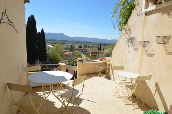 Authentique maison de village du XVIIᵉ siècle avec terrasse, piscine et vue – à 30 min d’Aix-en-Provence
