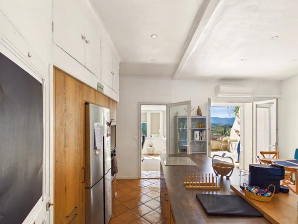 Authentique maison de village du XVIIᵉ siècle avec terrasse, piscine et vue – à 30 min d’Aix-en-Provence