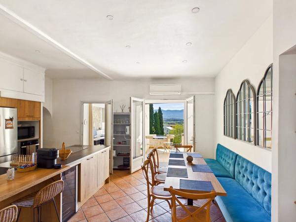 Authentique maison de village du XVIIᵉ siècle avec terrasse, piscine et vue – à 30 min d’Aix-en-Provence