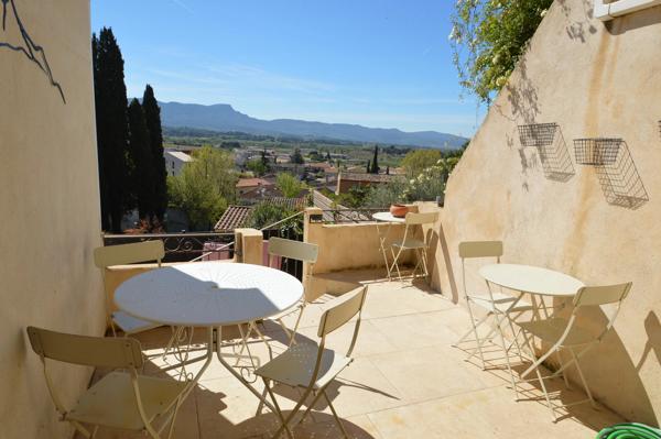 Authentique maison de village du XVIIᵉ siècle avec terrasse, piscine et vue – à 30 min d’Aix-en-Provence