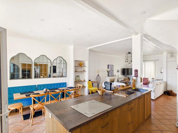 Authentique maison de village du XVIIᵉ siècle avec terrasse, piscine et vue – à 30 min d’Aix-en-Provence