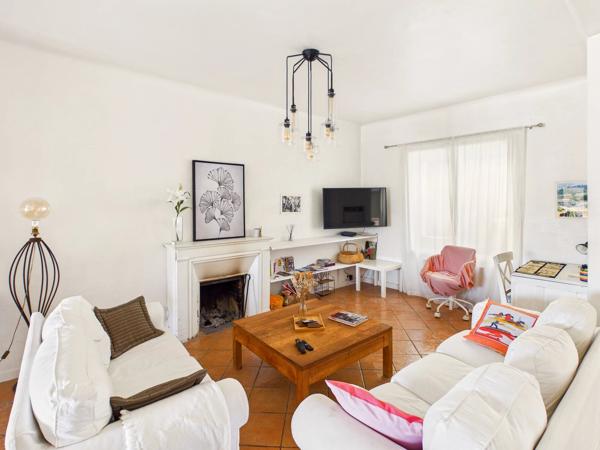 Authentique maison de village du XVIIᵉ siècle avec terrasse, piscine et vue – à 30 min d’Aix-en-Provence