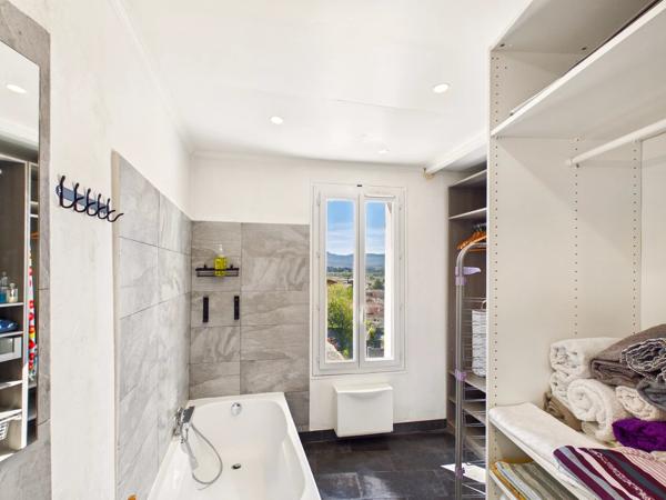 Authentique maison de village du XVIIᵉ siècle avec terrasse, piscine et vue – à 30 min d’Aix-en-Provence