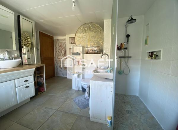 Maison 5 chambres avec jardin, pergola, garage, piscine et jacuzzi