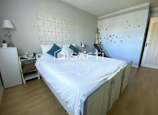 Maison 5 chambres avec jardin, pergola, garage, piscine et jacuzzi