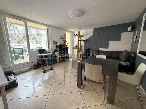 A Savigny le temple, dans le quartier de Plessis le roi, venez visiter cet appartement de 2 pièces.
L’entrée s’ouvre sur une entrée qui vous présente une belle cuisine indépendante mais ouvrable sur le salon.
Le salon quant à lui est baigné de lumière grâce à la large baie vitrée et sa vaste terrasse 
Côté nuit, profitez d’une salle de bain , d’un toilette séparé et une chambre avec accès à la terrasse