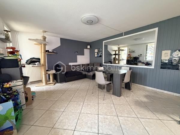 A Savigny le temple, dans le quartier de Plessis le roi, venez visiter cet appartement de 2 pièces.
L’entrée s’ouvre sur une entrée qui vous présente une belle cuisine indépendante mais ouvrable sur le salon.
Le salon quant à lui est baigné de lumière grâce à la large baie vitrée et sa vaste terrasse 
Côté nuit, profitez d’une salle de bain , d’un toilette séparé et une chambre avec accès à la terrasse
