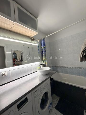 A Savigny le temple, dans le quartier de Plessis le roi, venez visiter cet appartement de 2 pièces.
L’entrée s’ouvre sur une entrée qui vous présente une belle cuisine indépendante mais ouvrable sur le salon.
Le salon quant à lui est baigné de lumière grâce à la large baie vitrée et sa vaste terrasse 
Côté nuit, profitez d’une salle de bain , d’un toilette séparé et une chambre avec accès à la terrasse